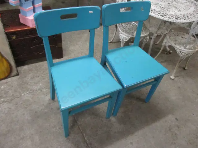 2 Chairs Image 1++