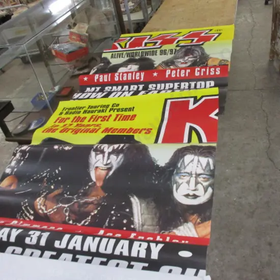Kiss Poster