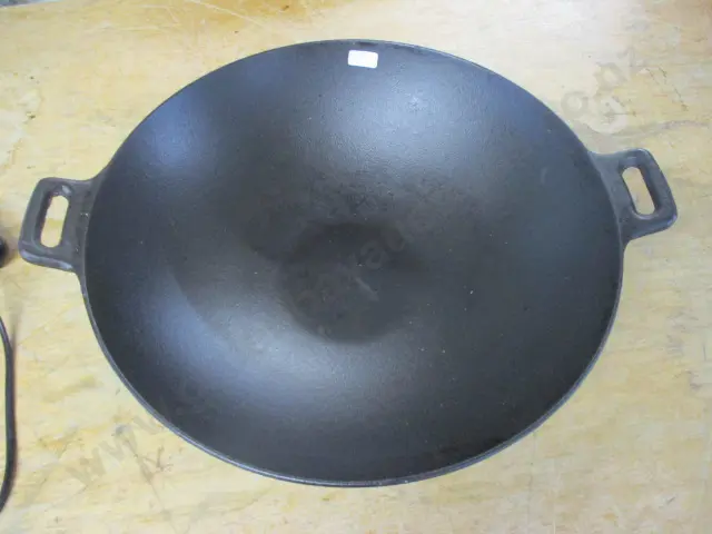 Cast iron Wok Image 1++