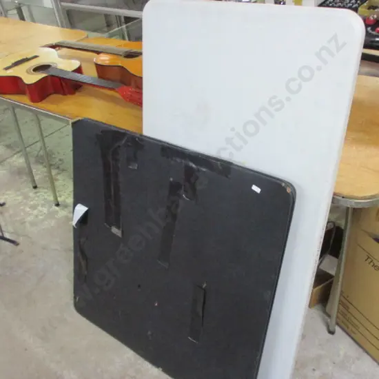 2 Folding Tables