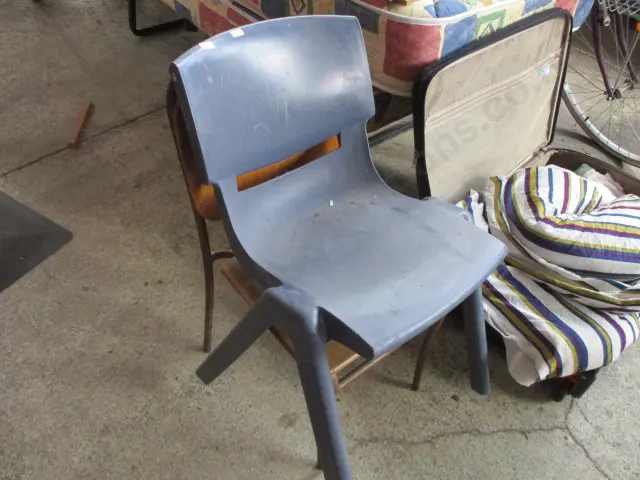 2 Chairs Image 1++
