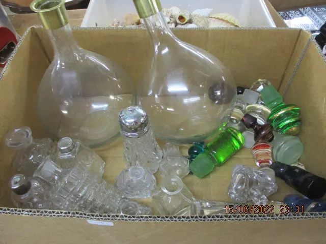 Decanters and Stoppers Image 1++