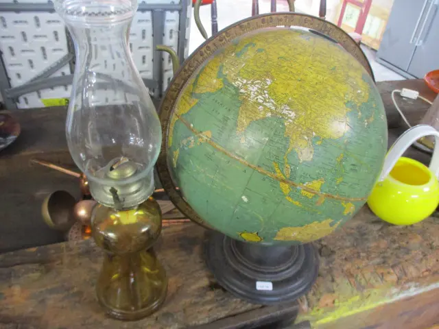 Globe and Lamp Image 1++