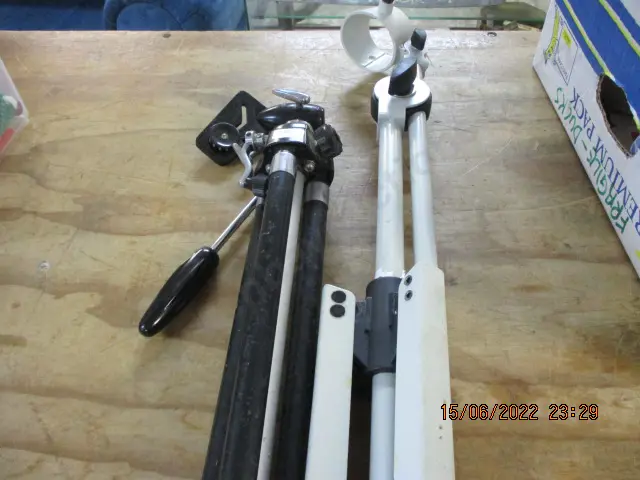 2 Tripods Image 1++