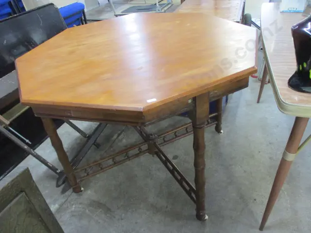 Kauri Table Image 1++