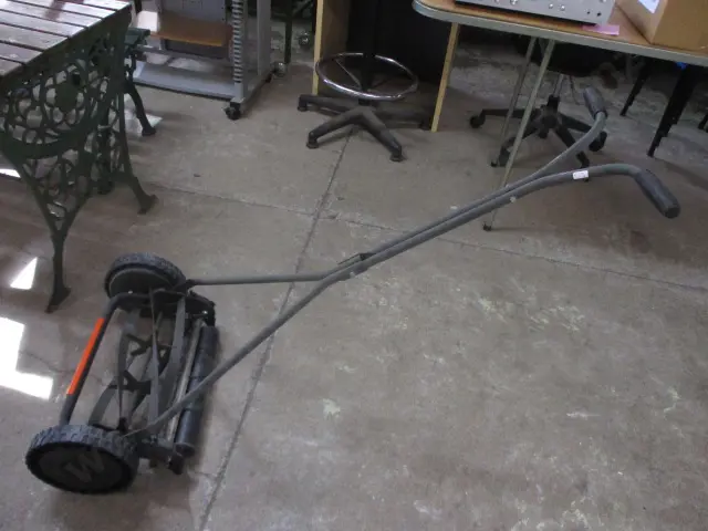 Hand Mower Image 1++