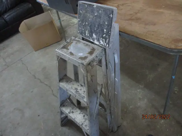 2 Small Ladders Image 1++