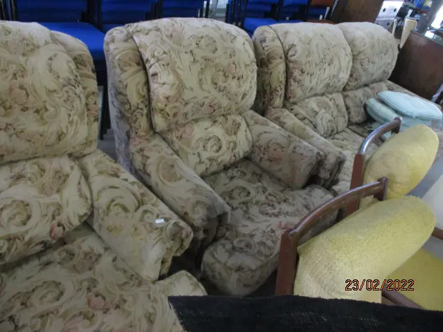 3 Piece Suite Image 1++