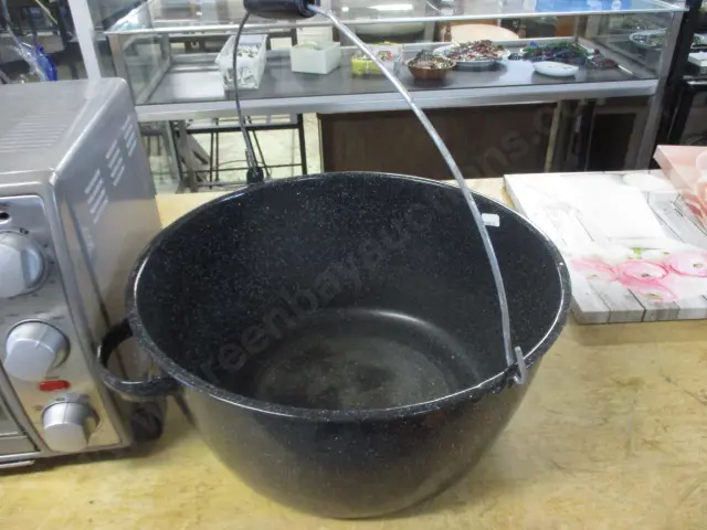 Enamel Pan Image 1++