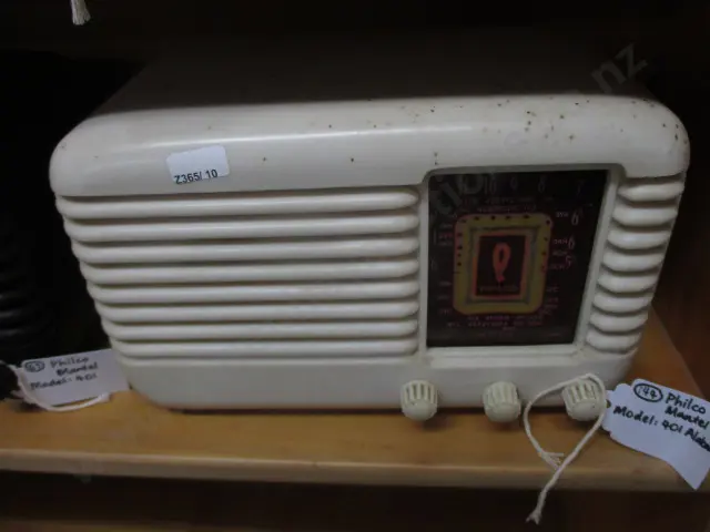144 Philco Radio Image 1++
