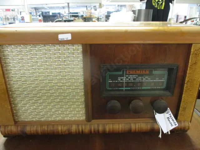 33 Premier Radio Image 1++