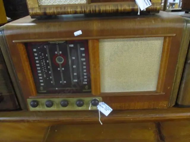 28 Courtney Radio Image 1++
