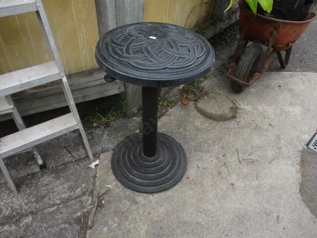 Umbrella and Table Bases Image 1++