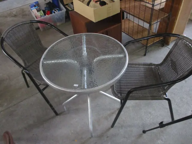 Patio Table and 2 Chairs Image 1++
