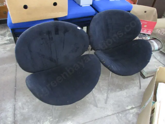 2 Lip Chairs Image 1++