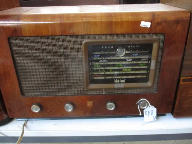 176 Ekco Radio Image 1++