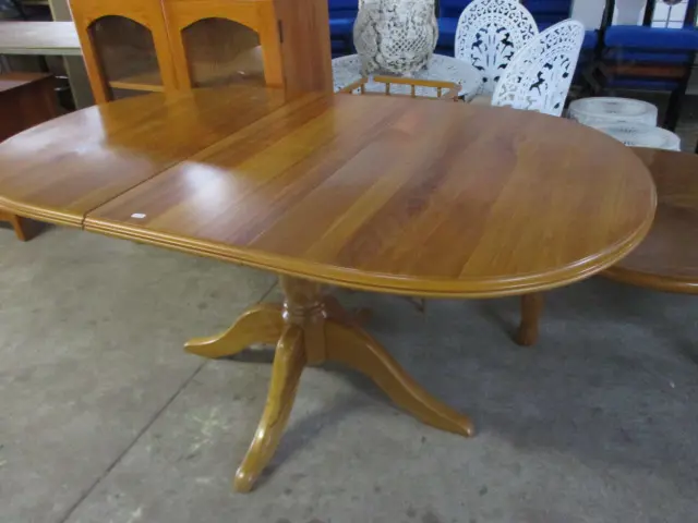 Rimu Dining Table Image 1++