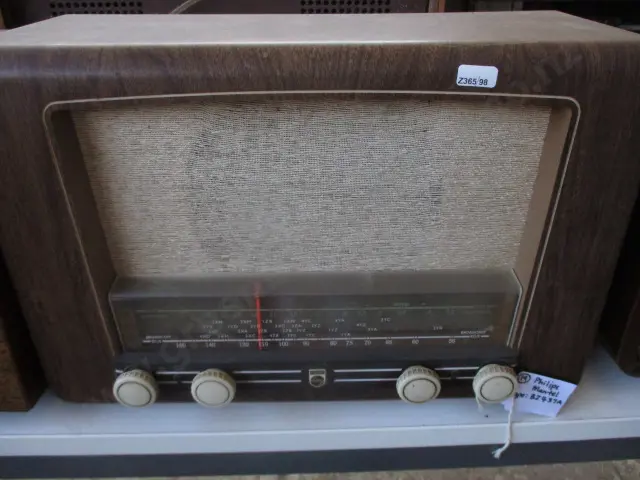 19 Phillips Radio Image 1++