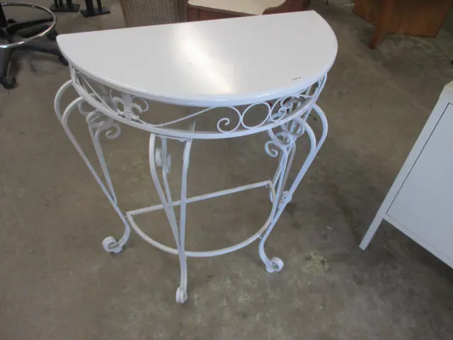 Half Round Table Image 1++