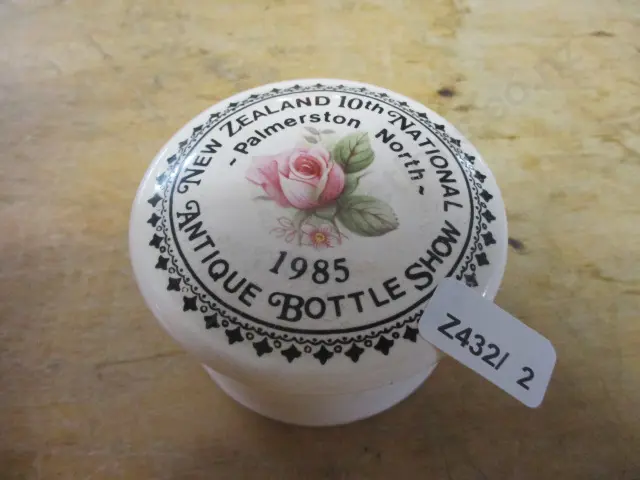 1985 Bottle Show Pot Image 1++