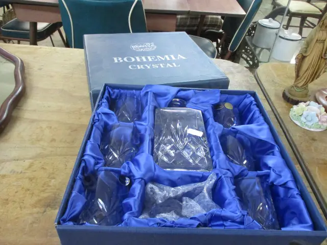 Crystal Decanter Set Image 1++