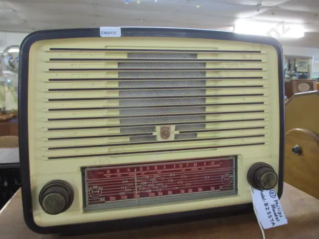 117 Phillips Radio Image 1++