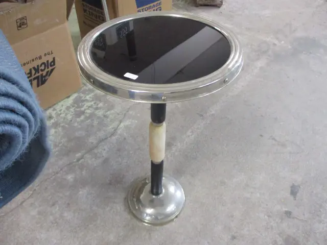 Deco Side Table Image 1++