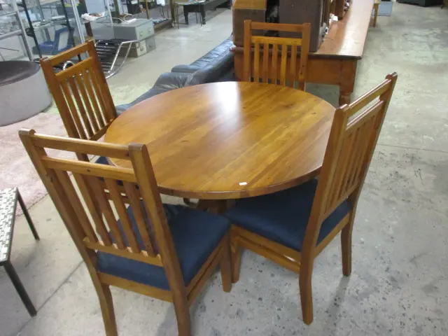Rimu Pedestal Dining Suite Image 1++
