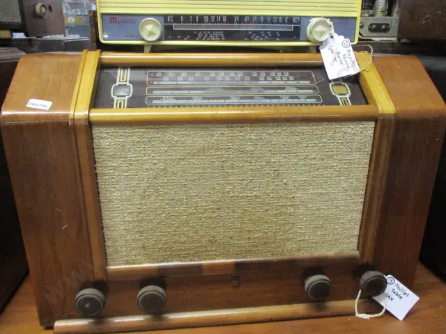 15 Phillips Radio Image 1++