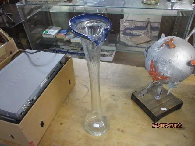 Artglass Vase Image 1++