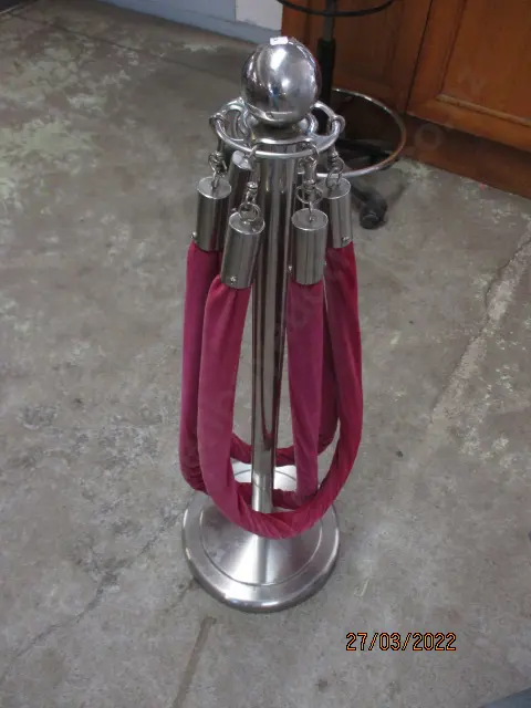 Queue Pole Image 1++
