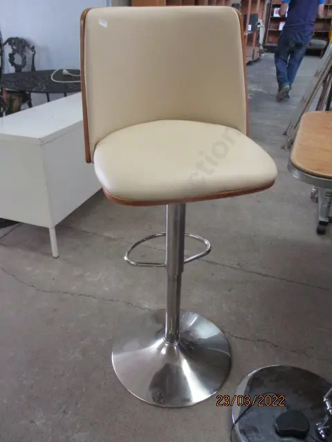 Retro Stool Image 1++