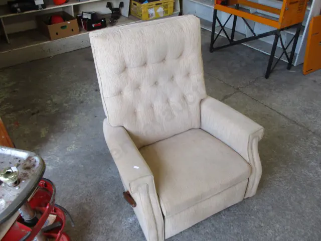 LaZeboy Chair Image 1++