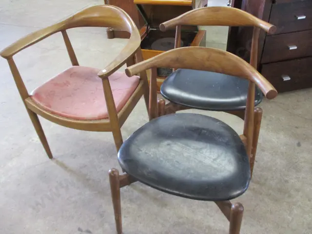 3 Chairs Image 1++