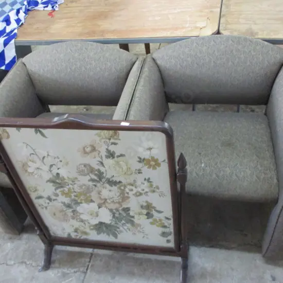 Screen and 2 Chairs