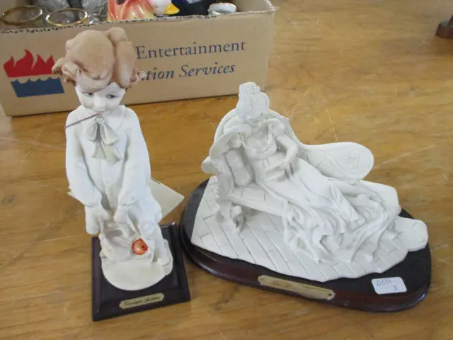 2 Figurines Image 1++