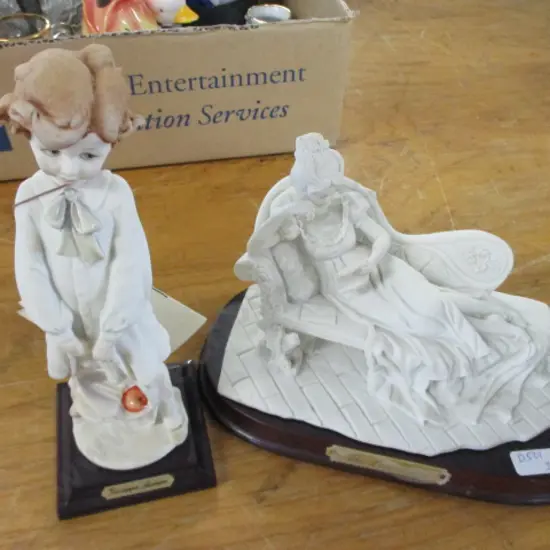 2 Figurines