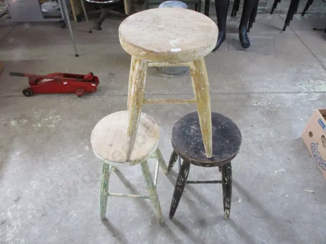 3 Stools Image 1++