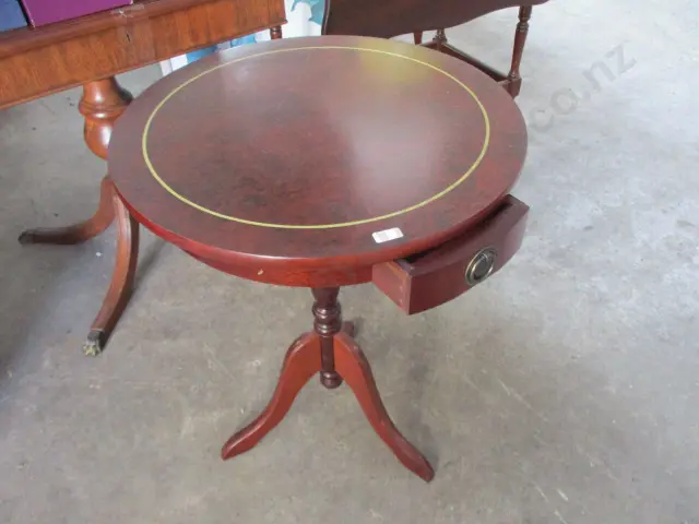 Side Table Image 1++