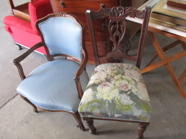 2 Chairs Image 1++
