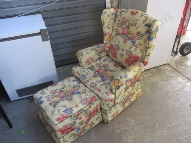Chair and Ottoman Image 1++