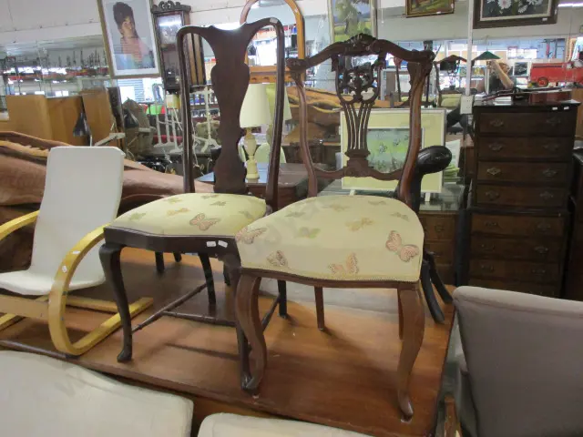 2 Chairs Image 1++