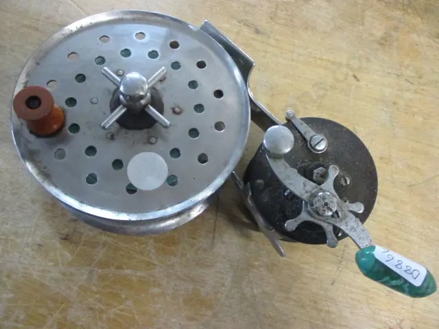 2 Fishing Reels Image 1++