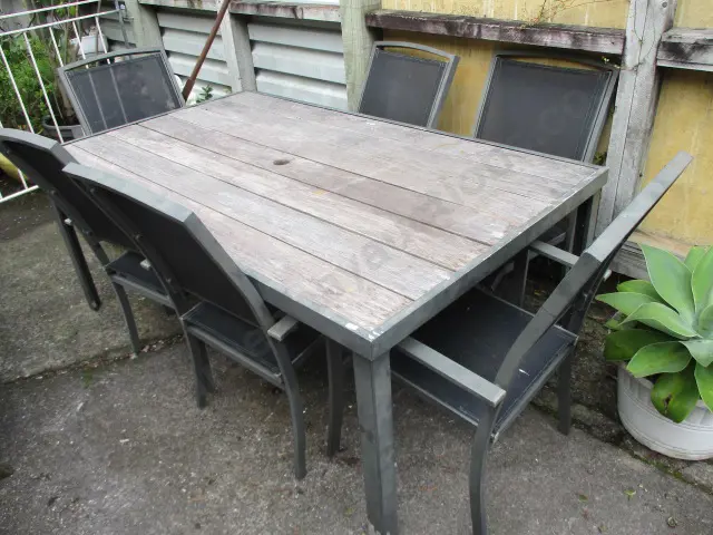 Garden Table and 6 Chairs Image 1++