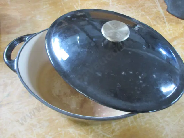 Enamel casserole Image 1++