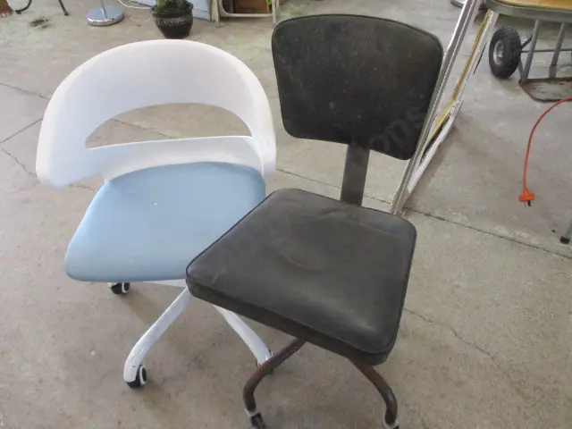 2 Chairs Image 1++