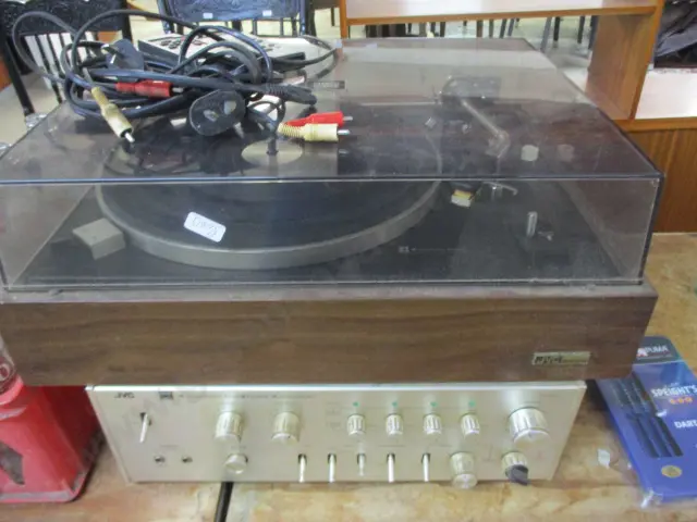 Turntable and Amp Image 1++