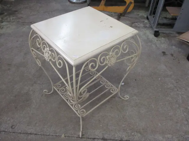 Side Table Image 1++