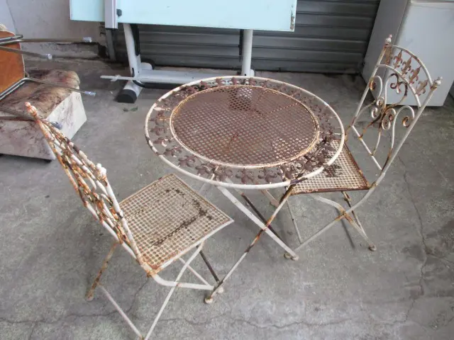 Rusty French Cafe Table and 2 Chairs Image 1++