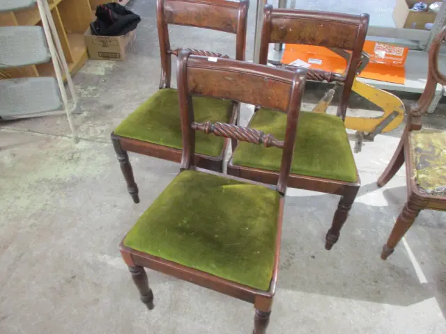 3 Chairs Image 1++